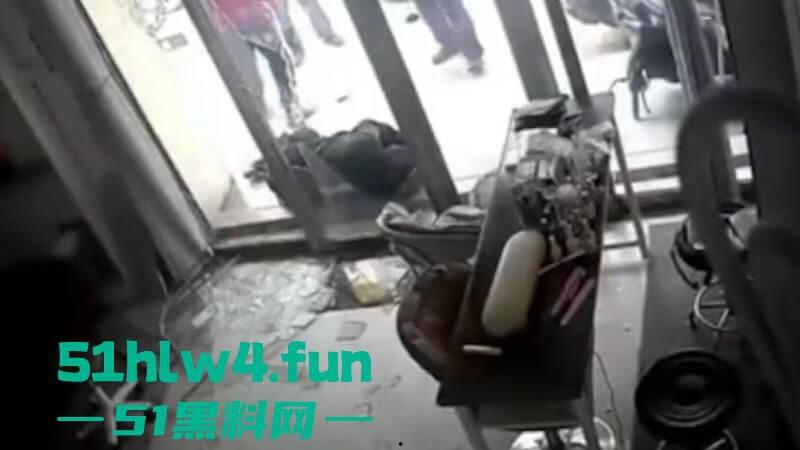 广东汕尾狗男女偷情被发现,原配开车撞男小三,下死手暴力殴打人差点没了! 第2张 广东汕尾狗男女偷情被发现,原配开车撞男小三,下死手暴力殴打人差点没了! 第2张