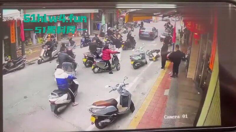 广东汕尾狗男女偷情被发现,原配开车撞男小三,下死手暴力殴打人差点没了! 第5张 广东汕尾狗男女偷情被发现,原配开车撞男小三,下死手暴力殴打人差点没了! 第5张