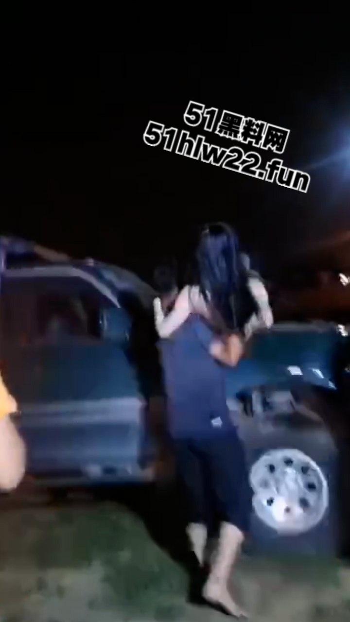 车友会变淫趴!越野车主聚会请嫩模上演脱衣舞,刺激拍屁股引其他车主实名羡慕! 第5张 车友会变淫趴!越野车主聚会请嫩模上演脱衣舞,刺激拍屁股引其他车主实名羡慕! 第5张