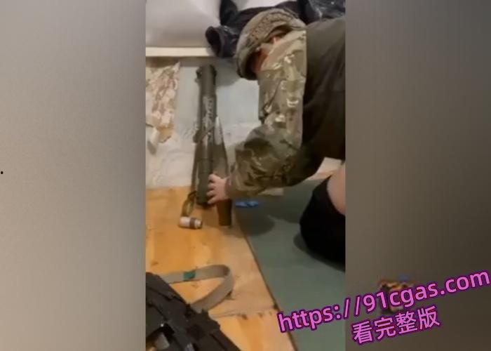 俄乌战争如火如荼,乌克兰母狗被征召上战场也不忘满足自己的骚妹妹,直接拿炮弹自慰! 第8张 俄乌战争如火如荼,乌克兰母狗被征召上战场也不忘满足自己的骚妹妹,直接拿炮弹自慰! 第8张