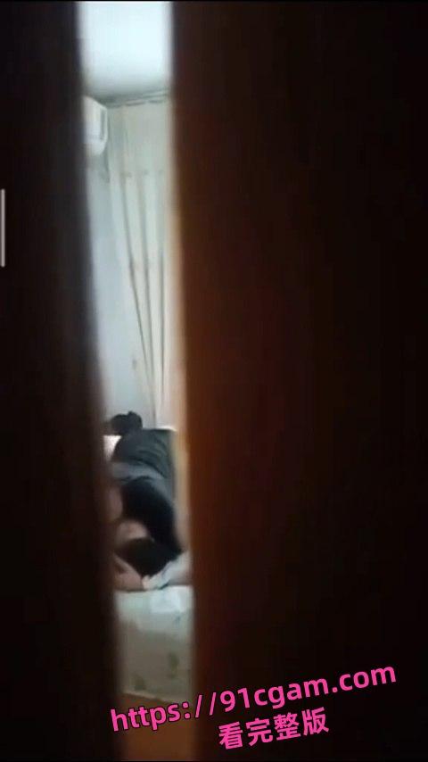 中国好室友！把女朋友带回来表演活春宫 故意不关门给室友欣赏  第3张