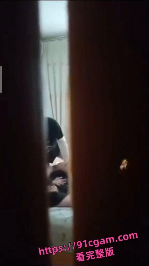 中国好室友！把女朋友带回来表演活春宫 故意不关门给室友欣赏  第5张