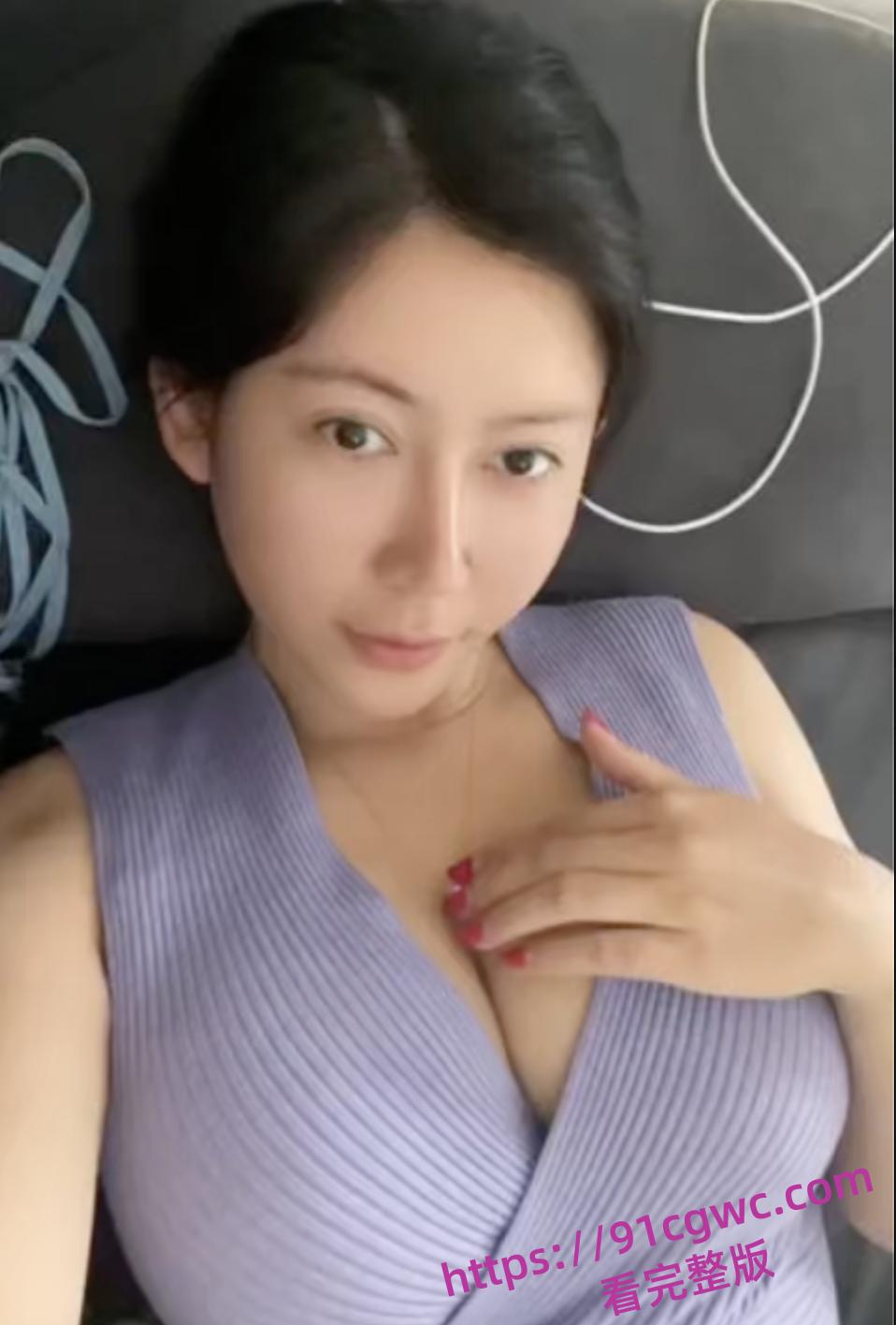 儿子心疼妈妈 想让妈妈体验体验,居然怂恿自己同学,勾引自己老妈太炸裂了 第1张 儿子心疼妈妈 想让妈妈体验体验,居然怂恿自己同学,勾引自己老妈太炸裂了 第1张