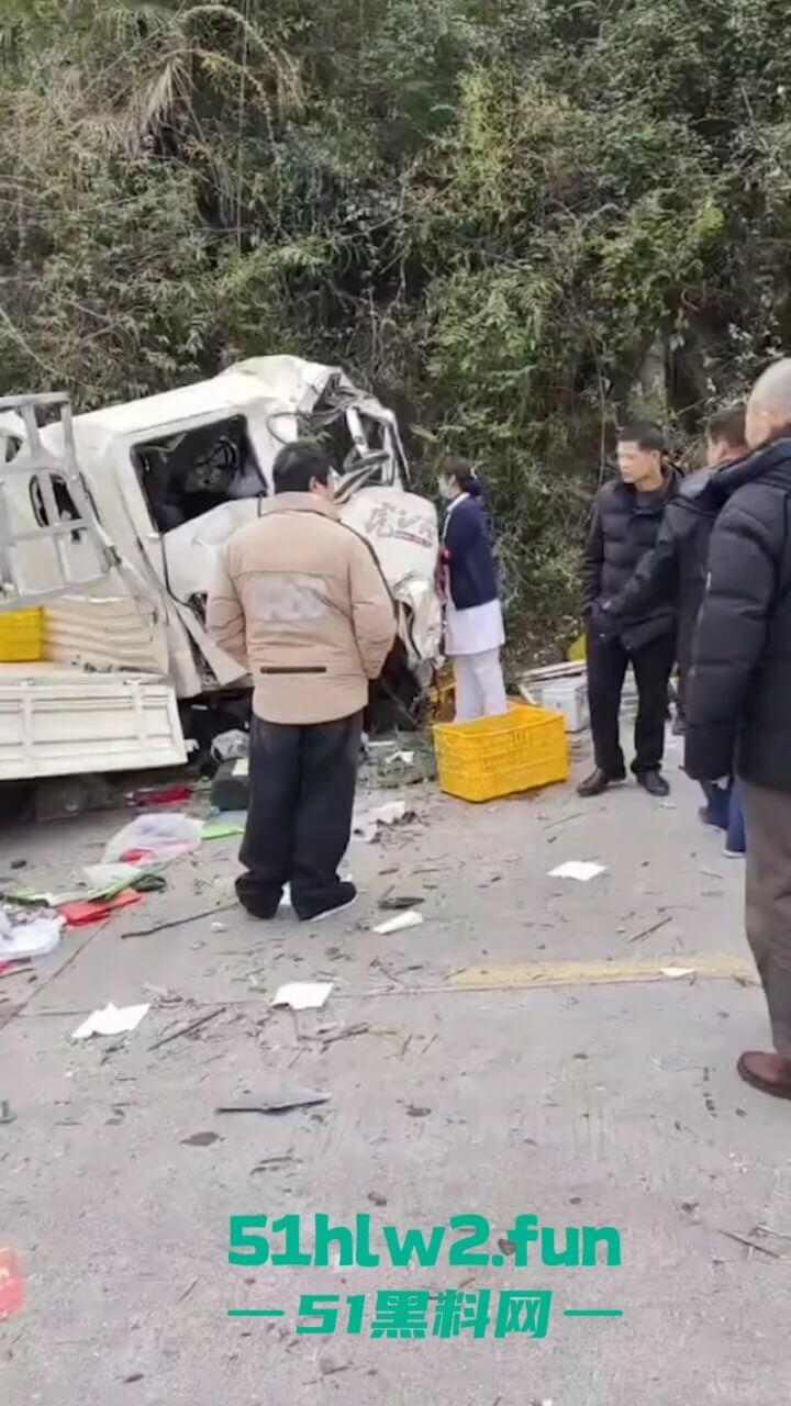 开车打盹儿险送命!湖南石门皂市水库一货车突然失控撞上山体,车头报废人差点归西 。 第3张 开车打盹儿险送命!湖南石门皂市水库一货车突然失控撞上山体,车头报废人差点归西 。 第3张