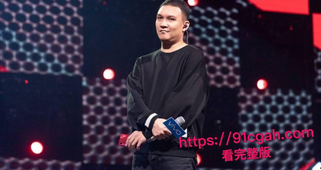 中国有嘻哈总导演 车澈 与李嘉格离异后与 乃万 曝出黑料 当街小便搂搂抱抱 酒店开房视频曝光! 第1张 中国有嘻哈总导演 车澈 与李嘉格离异后与 乃万 曝出黑料 当街小便搂搂抱抱 酒店开房视频曝光! 第1张