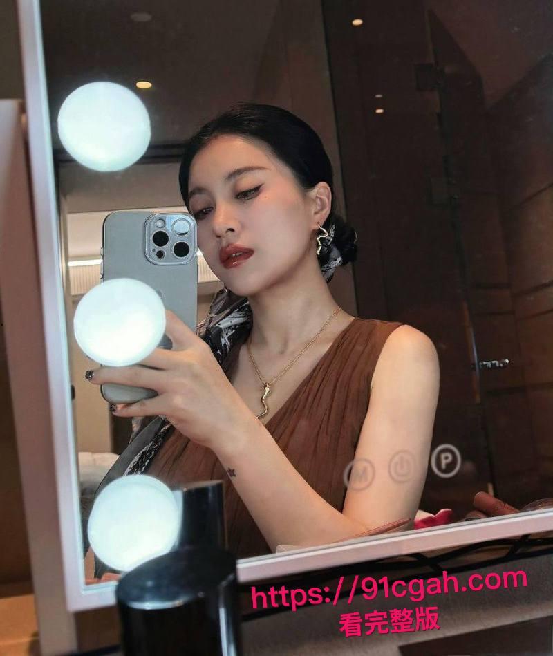 中国有嘻哈总导演 车澈 与李嘉格离异后与 乃万 曝出黑料 当街小便搂搂抱抱 酒店开房视频曝光! 第4张 中国有嘻哈总导演 车澈 与李嘉格离异后与 乃万 曝出黑料 当街小便搂搂抱抱 酒店开房视频曝光! 第4张