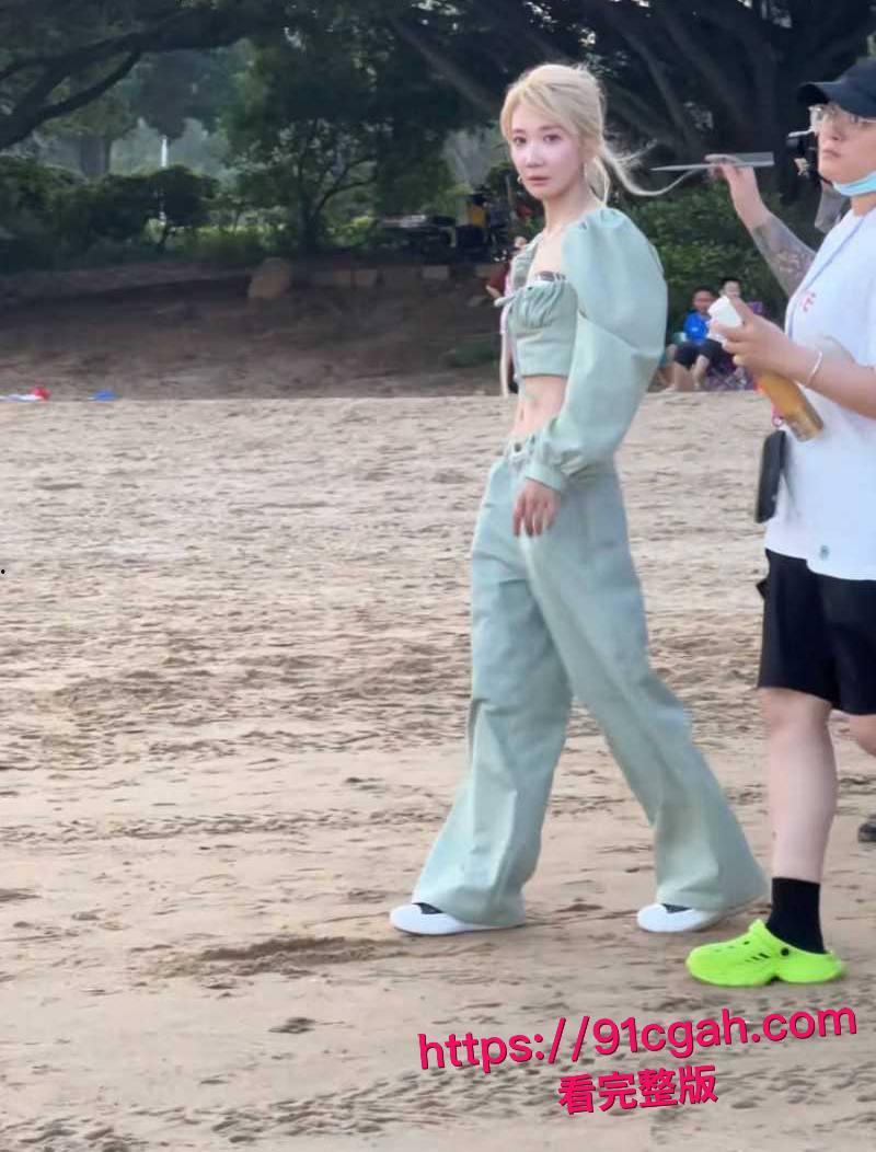 中国有嘻哈总导演 车澈 与李嘉格离异后与 乃万 曝出黑料 当街小便搂搂抱抱 酒店开房视频曝光! 第9张 中国有嘻哈总导演 车澈 与李嘉格离异后与 乃万 曝出黑料 当街小便搂搂抱抱 酒店开房视频曝光! 第9张