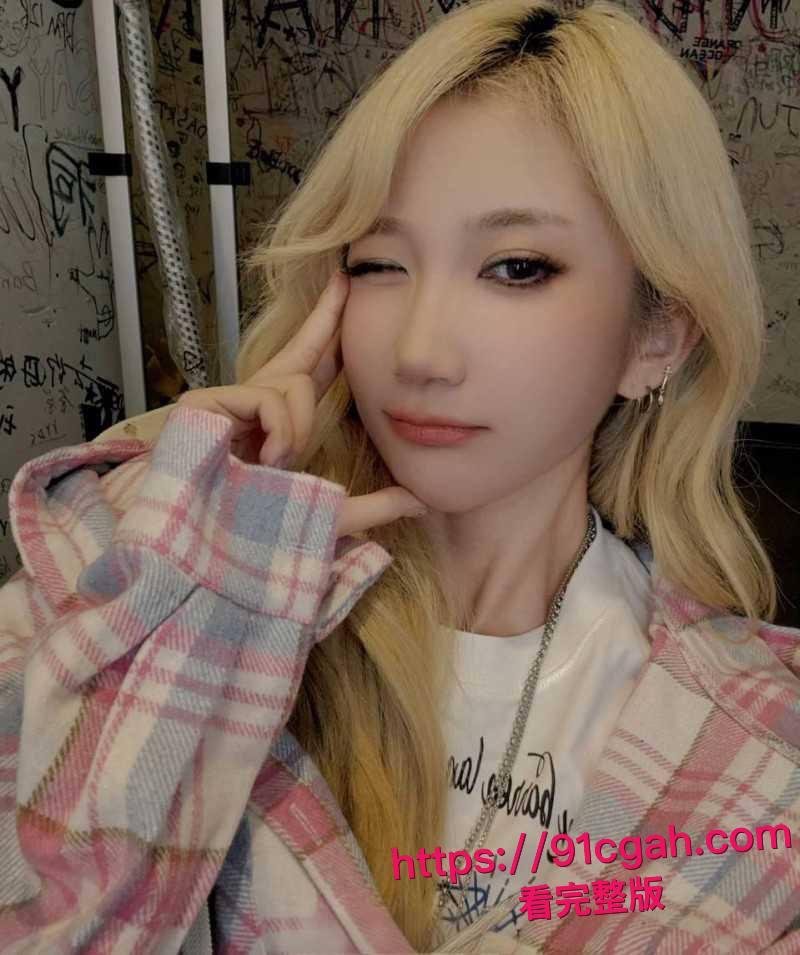 中国有嘻哈总导演 车澈 与李嘉格离异后与 乃万 曝出黑料 当街小便搂搂抱抱 酒店开房视频曝光! 第10张 中国有嘻哈总导演 车澈 与李嘉格离异后与 乃万 曝出黑料 当街小便搂搂抱抱 酒店开房视频曝光! 第10张