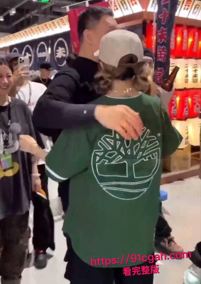 中国有嘻哈总导演 车澈 与李嘉格离异后与 乃万 曝出黑料 当街小便搂搂抱抱 酒店开房视频曝光! 第14张 中国有嘻哈总导演 车澈 与李嘉格离异后与 乃万 曝出黑料 当街小便搂搂抱抱 酒店开房视频曝光! 第14张