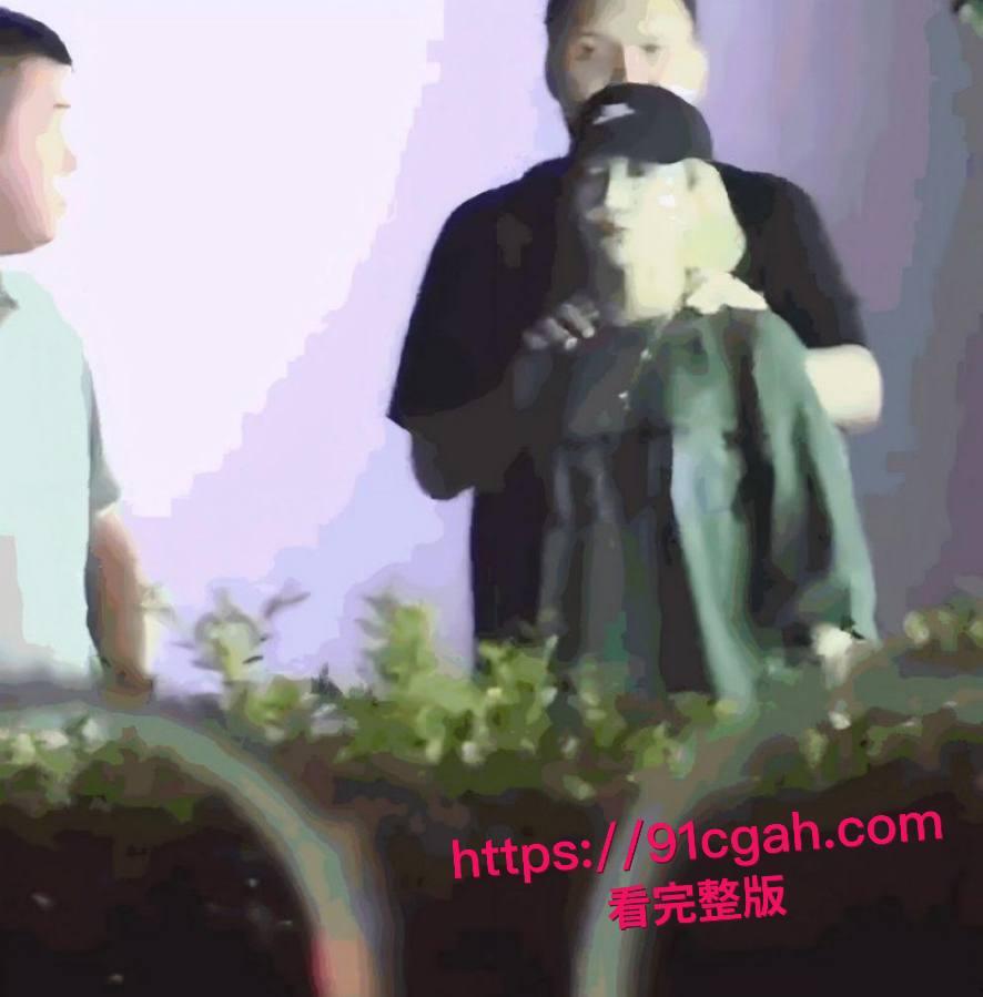 中国有嘻哈总导演 车澈 与李嘉格离异后与 乃万 曝出黑料 当街小便搂搂抱抱 酒店开房视频曝光! 第15张 中国有嘻哈总导演 车澈 与李嘉格离异后与 乃万 曝出黑料 当街小便搂搂抱抱 酒店开房视频曝光! 第15张