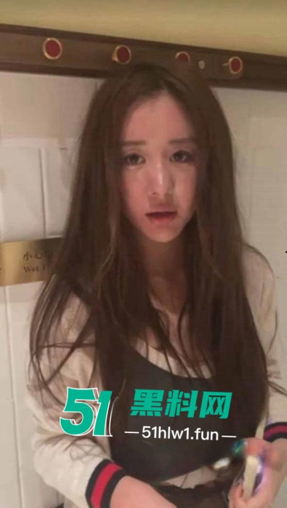 成都抖音小网红【恩伊】在网上乱造别人黄谣,被抓现场视频直接达到下跪认错再也不敢了。 第4张 成都抖音小网红【恩伊】在网上乱造别人黄谣,被抓现场视频直接达到下跪认错再也不敢了。 第4张