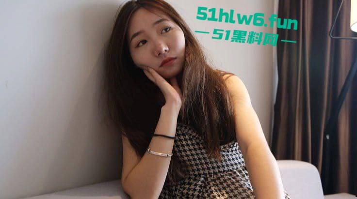 摄影老魔新作，套路单纯女大学生酒店约拍私房写真，加钱后主动脱光被摄影师潜规则无套内射。  第6张