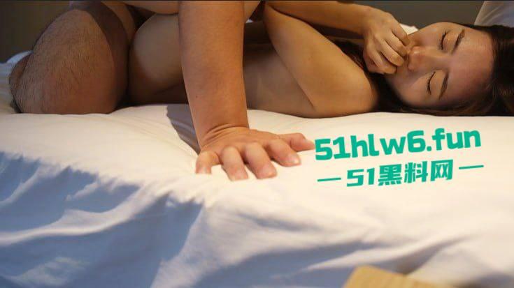 摄影老魔新作，套路单纯女大学生酒店约拍私房写真，加钱后主动脱光被摄影师潜规则无套内射。  第7张