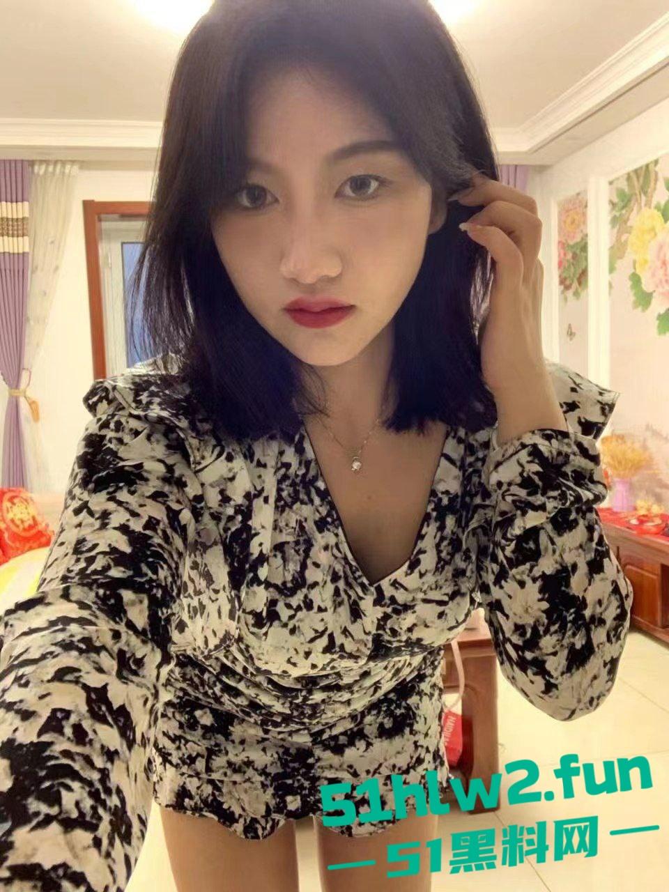 河北衡水顺平中学班主任爆大瓜!C-18班政治老师教书是正经的,下课跪地吃鸡骚得一批真会玩! 第3张 河北衡水顺平中学班主任爆大瓜!C-18班政治老师教书是正经的,下课跪地吃鸡骚得一批真会玩! 第3张