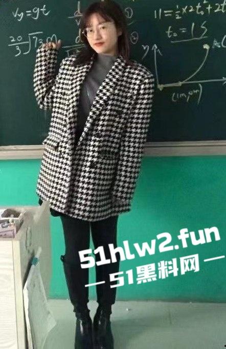 河北衡水顺平中学班主任爆大瓜!C-18班政治老师教书是正经的,下课跪地吃鸡骚得一批真会玩! 第5张 河北衡水顺平中学班主任爆大瓜!C-18班政治老师教书是正经的,下课跪地吃鸡骚得一批真会玩! 第5张