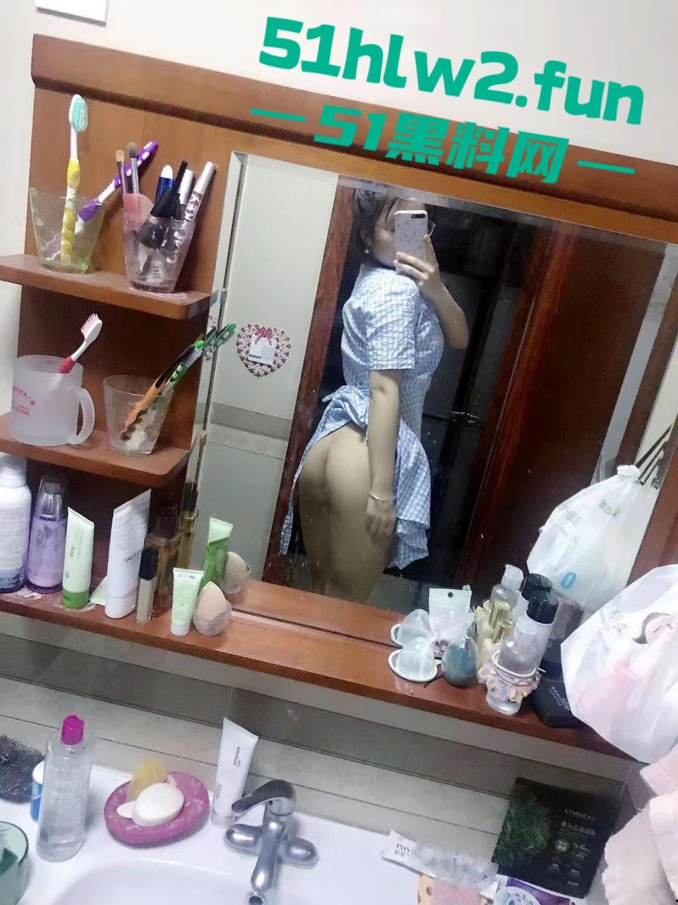 河北衡水顺平中学班主任爆大瓜!C-18班政治老师教书是正经的,下课跪地吃鸡骚得一批真会玩! 第6张 河北衡水顺平中学班主任爆大瓜!C-18班政治老师教书是正经的,下课跪地吃鸡骚得一批真会玩! 第6张