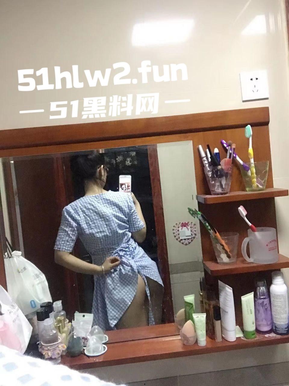 河北衡水顺平中学班主任爆大瓜!C-18班政治老师教书是正经的,下课跪地吃鸡骚得一批真会玩! 第9张 河北衡水顺平中学班主任爆大瓜!C-18班政治老师教书是正经的,下课跪地吃鸡骚得一批真会玩! 第9张