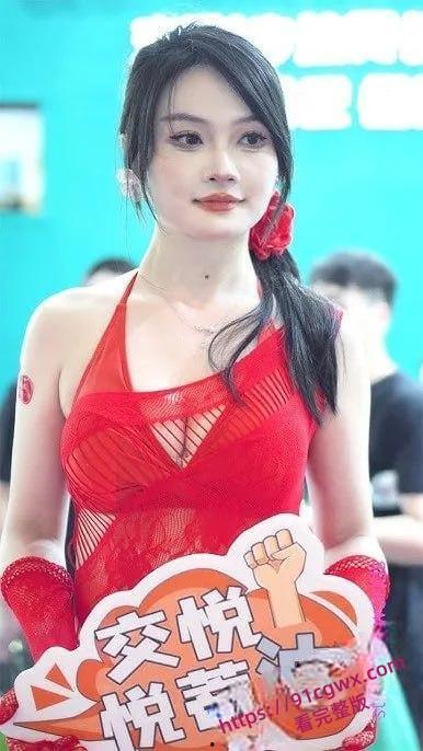 广州成人展美女云集福利姬当众舔奶，美女云集火辣开场  第2张