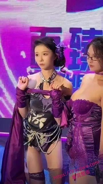 广州成人展美女云集福利姬当众舔奶，美女云集火辣开场  第3张