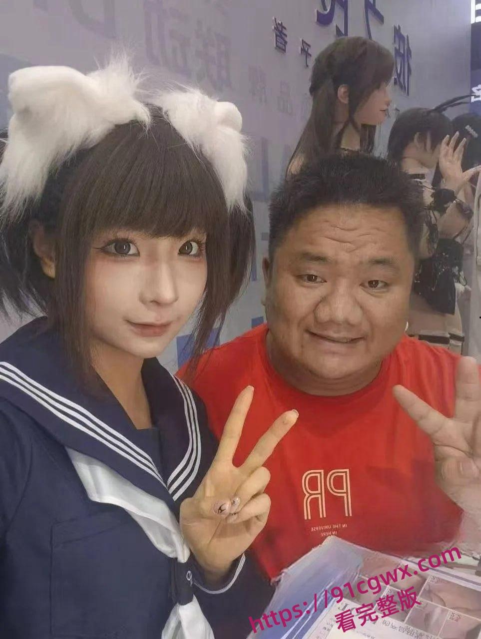 广州成人展美女云集福利姬当众舔奶，美女云集火辣开场  第4张