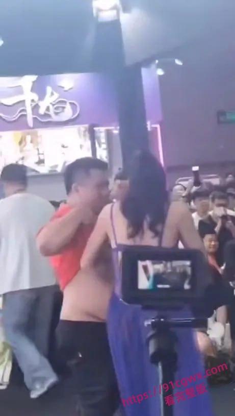 广州成人展美女云集福利姬当众舔奶，美女云集火辣开场  第6张