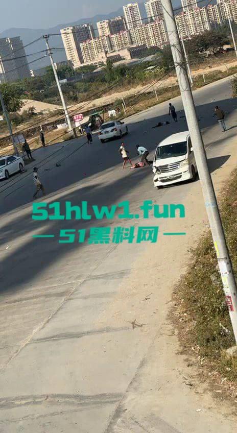 缅甸发生严重车祸 据悉是园区管理员木姐 骑电瓶车出门时 被飞速行驶的面包车撞飞 这就是恶有恶报? 第1张 缅甸发生严重车祸 据悉是园区管理员木姐 骑电瓶车出门时 被飞速行驶的面包车撞飞 这就是恶有恶报? 第1张