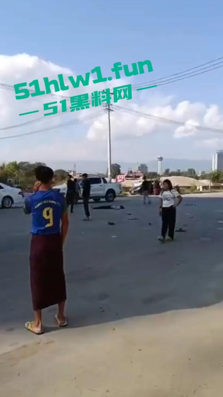 缅甸发生严重车祸 据悉是园区管理员木姐 骑电瓶车出门时 被飞速行驶的面包车撞飞 这就是恶有恶报? 第2张 缅甸发生严重车祸 据悉是园区管理员木姐 骑电瓶车出门时 被飞速行驶的面包车撞飞 这就是恶有恶报? 第2张