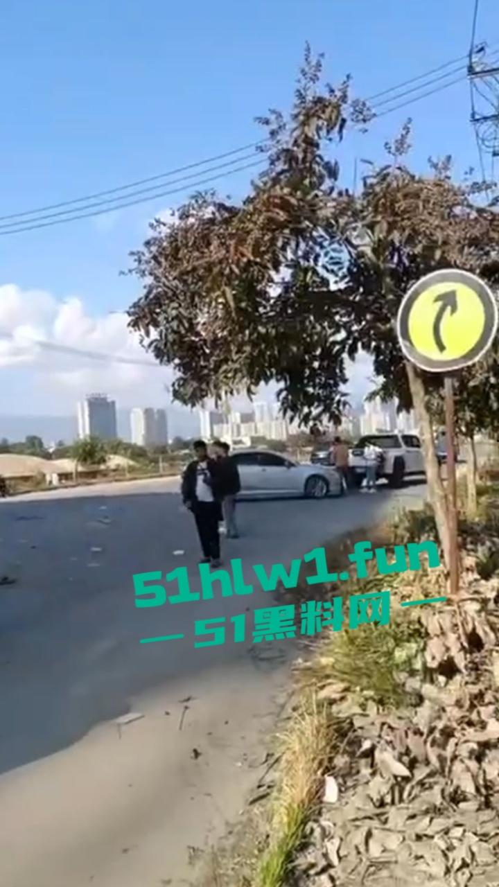 缅甸发生严重车祸 据悉是园区管理员木姐 骑电瓶车出门时 被飞速行驶的面包车撞飞 这就是恶有恶报? 第3张 缅甸发生严重车祸 据悉是园区管理员木姐 骑电瓶车出门时 被飞速行驶的面包车撞飞 这就是恶有恶报? 第3张