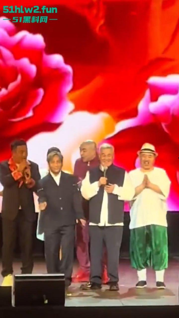 赵本山全球巡回演出在纽约开启第1站,场面宏大人流爆满果然是喜剧之父这影响力杠杠的。 第8张 赵本山全球巡回演出在纽约开启第1站,场面宏大人流爆满果然是喜剧之父这影响力杠杠的。 第8张