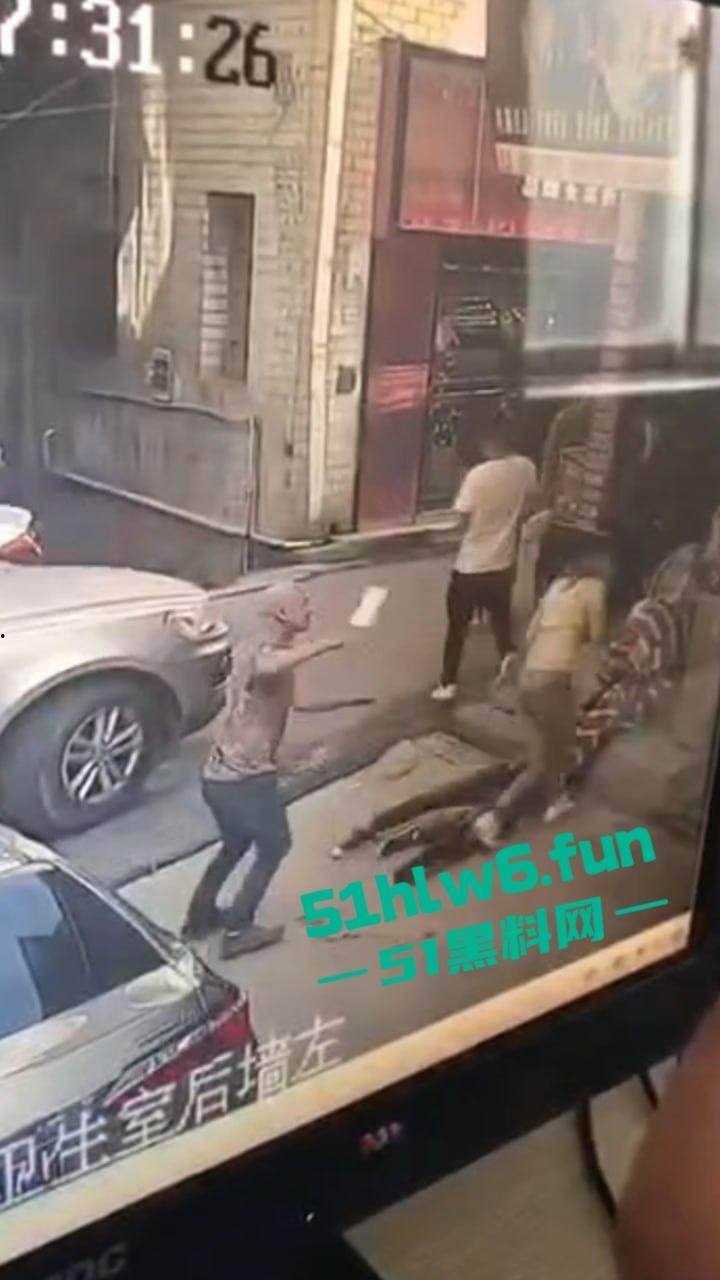 郑州男子持菜刀事件，妻子出轨被老公发现，直接拿菜刀当场砍死奸夫再追妻子狂砍。  第1张