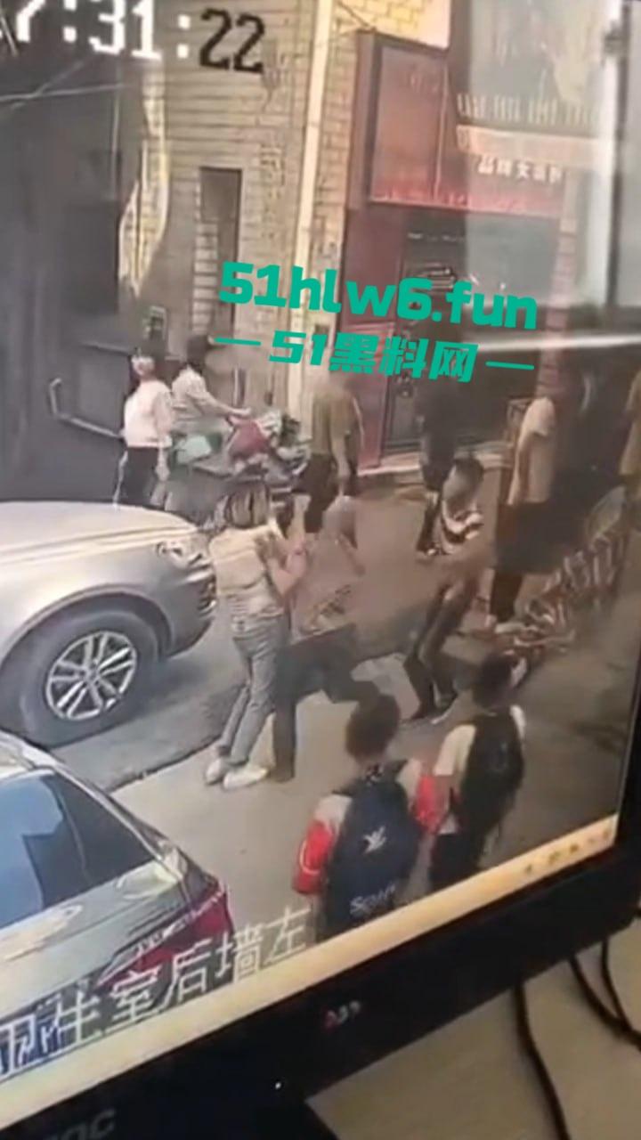 郑州男子持菜刀事件，妻子出轨被老公发现，直接拿菜刀当场砍死奸夫再追妻子狂砍。  第2张