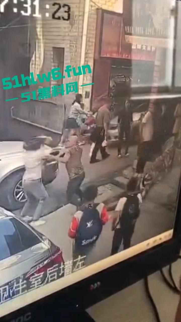 郑州男子持菜刀事件，妻子出轨被老公发现，直接拿菜刀当场砍死奸夫再追妻子狂砍。  第3张