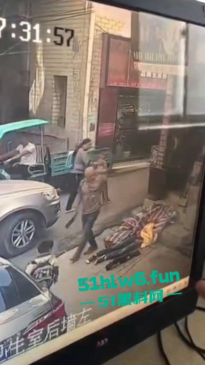 郑州男子持菜刀事件，妻子出轨被老公发现，直接拿菜刀当场砍死奸夫再追妻子狂砍。  第4张