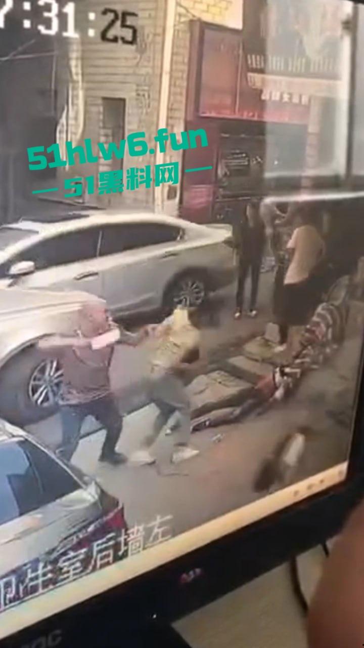 郑州男子持菜刀事件，妻子出轨被老公发现，直接拿菜刀当场砍死奸夫再追妻子狂砍。  第5张