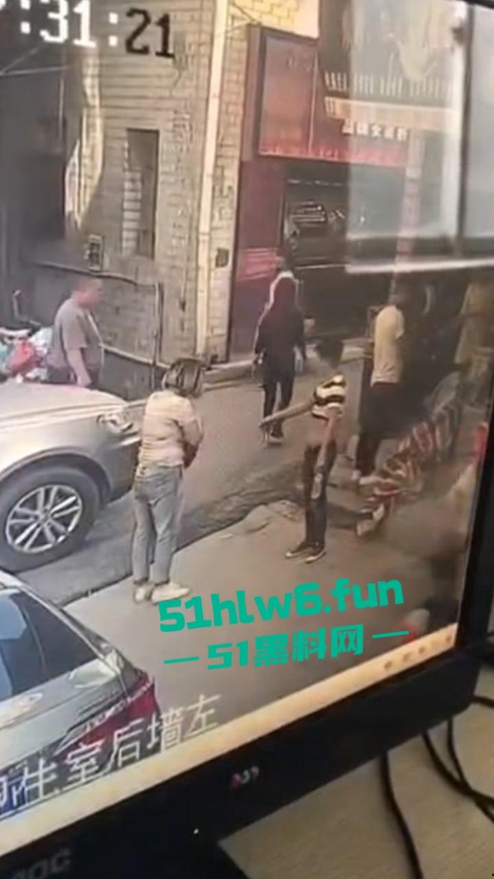 郑州男子持菜刀事件，妻子出轨被老公发现，直接拿菜刀当场砍死奸夫再追妻子狂砍。  第6张