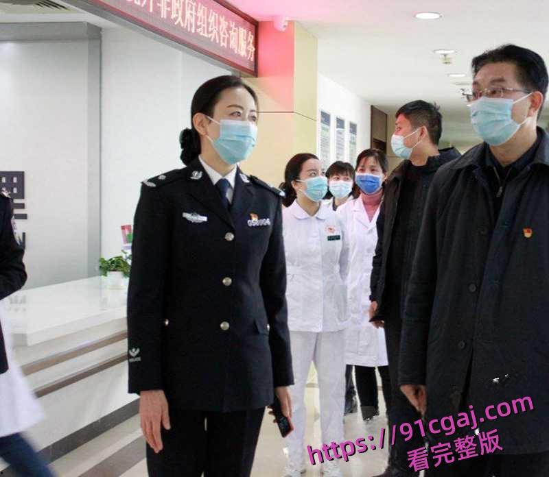 湖北省宜昌市公安局女局长上厕所时竟惨遭偷拍 小穴全部曝光连尿尿模样都被看得一清二楚  第1张