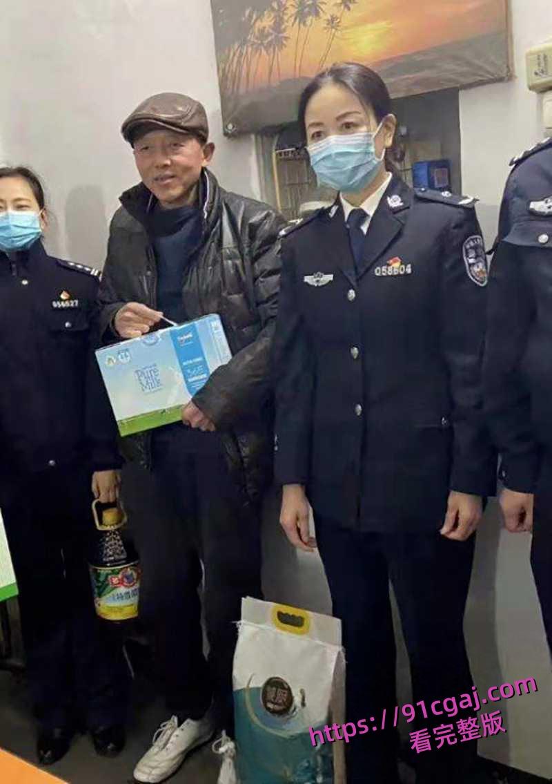 湖北省宜昌市公安局女局长上厕所时竟惨遭偷拍 小穴全部曝光连尿尿模样都被看得一清二楚  第2张