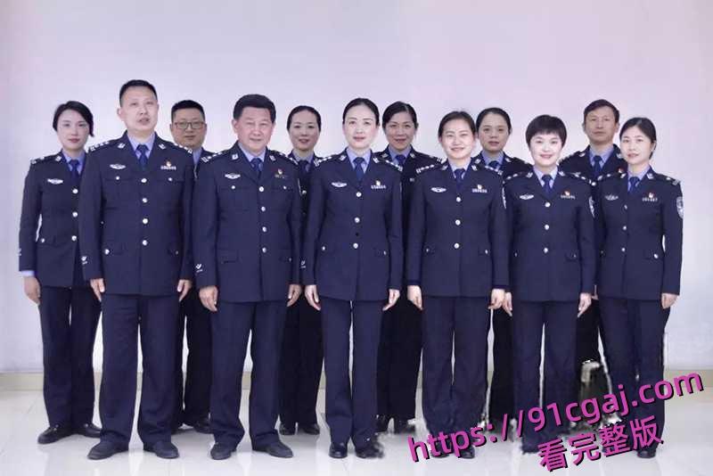 湖北省宜昌市公安局女局长上厕所时竟惨遭偷拍 小穴全部曝光连尿尿模样都被看得一清二楚  第3张