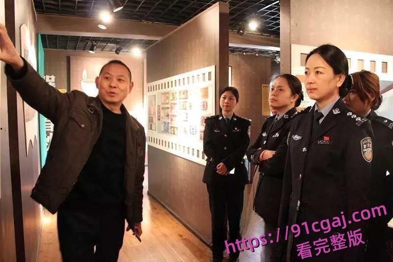 湖北省宜昌市公安局女局长上厕所时竟惨遭偷拍 小穴全部曝光连尿尿模样都被看得一清二楚  第4张