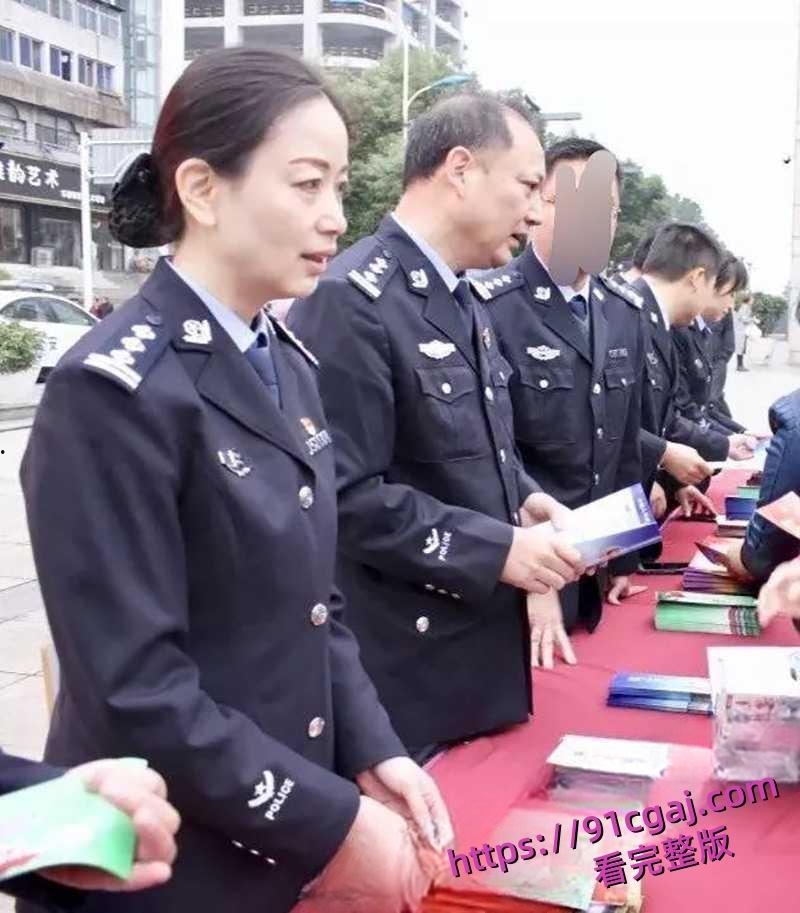 湖北省宜昌市公安局女局长上厕所时竟惨遭偷拍 小穴全部曝光连尿尿模样都被看得一清二楚  第5张