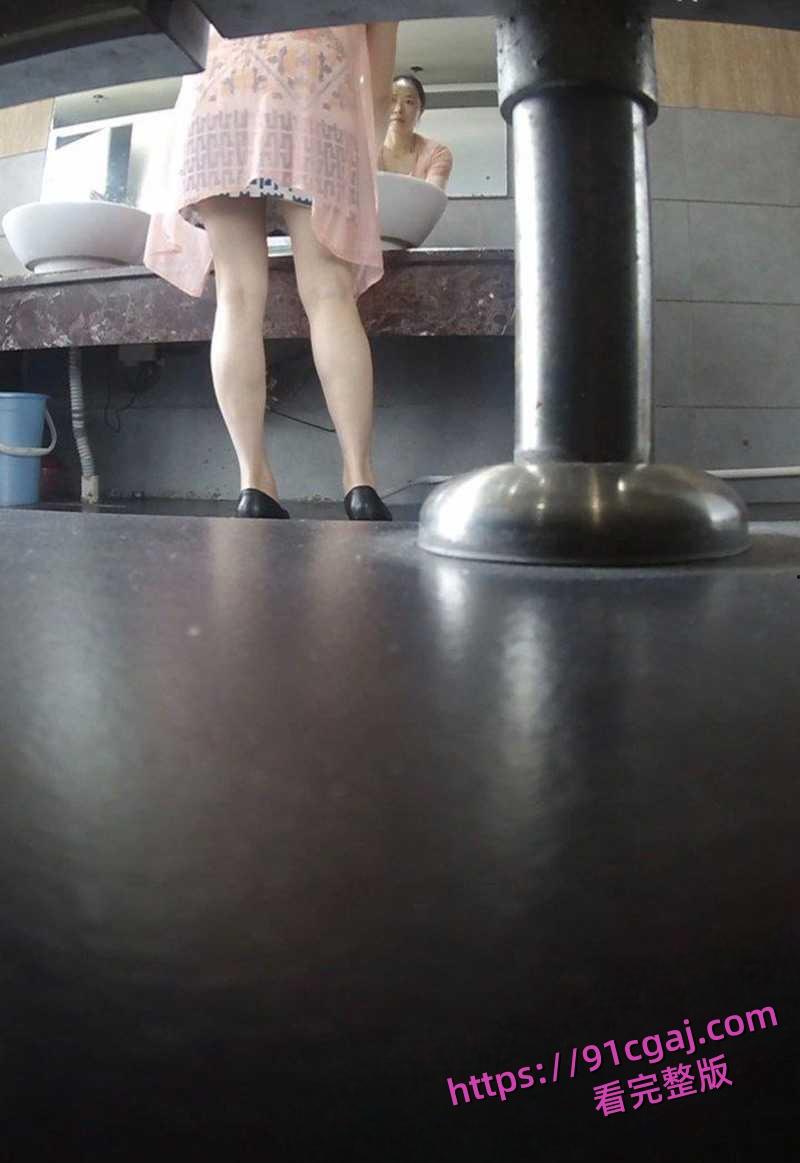 湖北省宜昌市公安局女局长上厕所时竟惨遭偷拍 小穴全部曝光连尿尿模样都被看得一清二楚  第8张