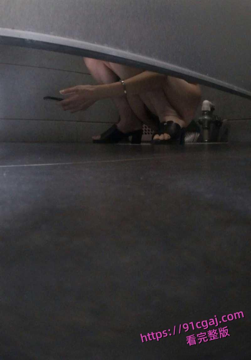 湖北省宜昌市公安局女局长上厕所时竟惨遭偷拍 小穴全部曝光连尿尿模样都被看得一清二楚  第9张