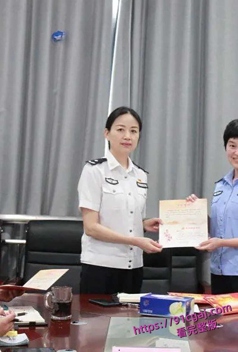 湖北省宜昌市公安局女局长上厕所时竟惨遭偷拍 小穴全部曝光连尿尿模样都被看得一清二楚  第10张