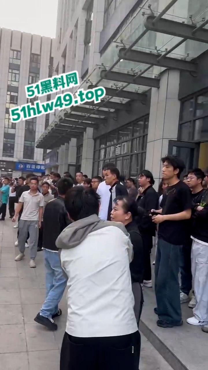 吃碗面都要断头,武汉光谷襄阳面馆一男子突然发疯砍人,多个路人中招现场惨叫一片。 第1张 吃碗面都要断头,武汉光谷襄阳面馆一男子突然发疯砍人,多个路人中招现场惨叫一片。 第1张