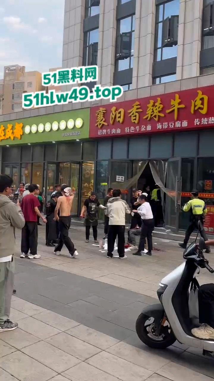 吃碗面都要断头,武汉光谷襄阳面馆一男子突然发疯砍人,多个路人中招现场惨叫一片。 第5张 吃碗面都要断头,武汉光谷襄阳面馆一男子突然发疯砍人,多个路人中招现场惨叫一片。 第5张
