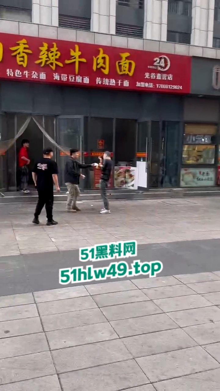 吃碗面都要断头,武汉光谷襄阳面馆一男子突然发疯砍人,多个路人中招现场惨叫一片。 第6张 吃碗面都要断头,武汉光谷襄阳面馆一男子突然发疯砍人,多个路人中招现场惨叫一片。 第6张