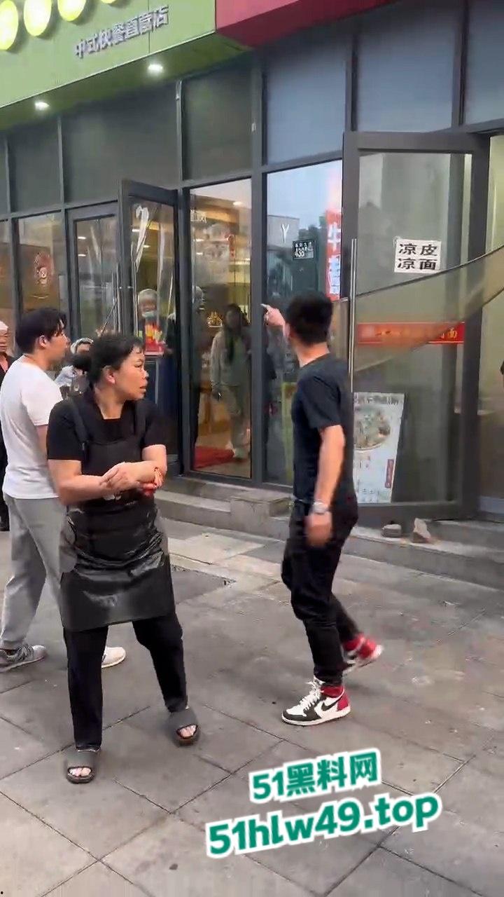 吃碗面都要断头,武汉光谷襄阳面馆一男子突然发疯砍人,多个路人中招现场惨叫一片。 第7张 吃碗面都要断头,武汉光谷襄阳面馆一男子突然发疯砍人,多个路人中招现场惨叫一片。 第7张