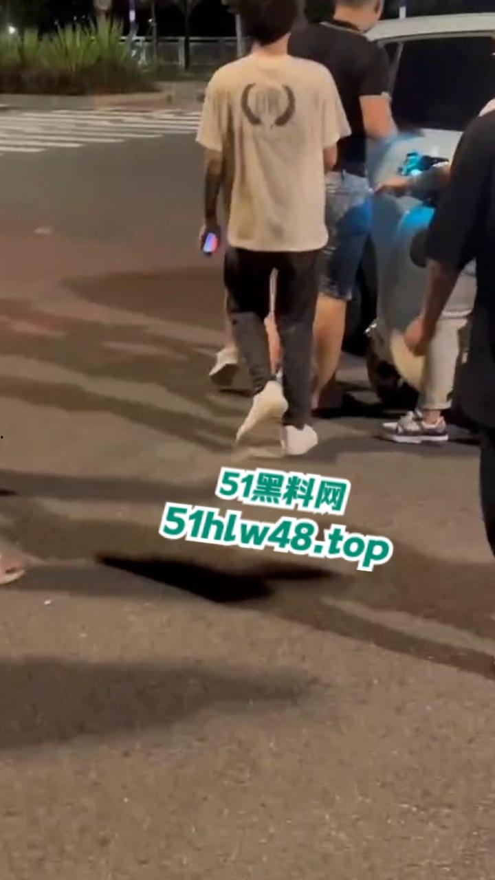 无业小哥偷车当场被抓，惨遭无影脚狂踹被逼互扇耳光，场面炸裂又酸爽。  第1张