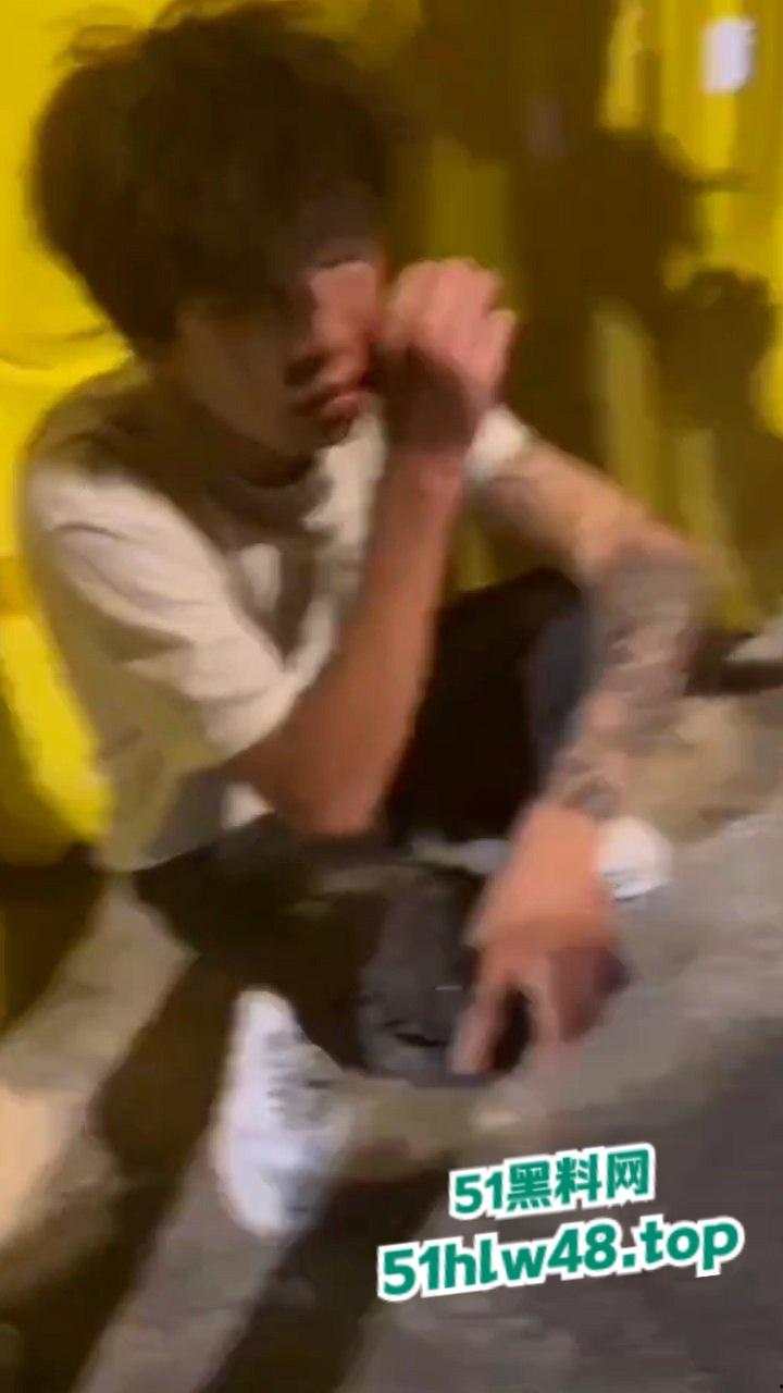 无业小哥偷车当场被抓，惨遭无影脚狂踹被逼互扇耳光，场面炸裂又酸爽。  第2张