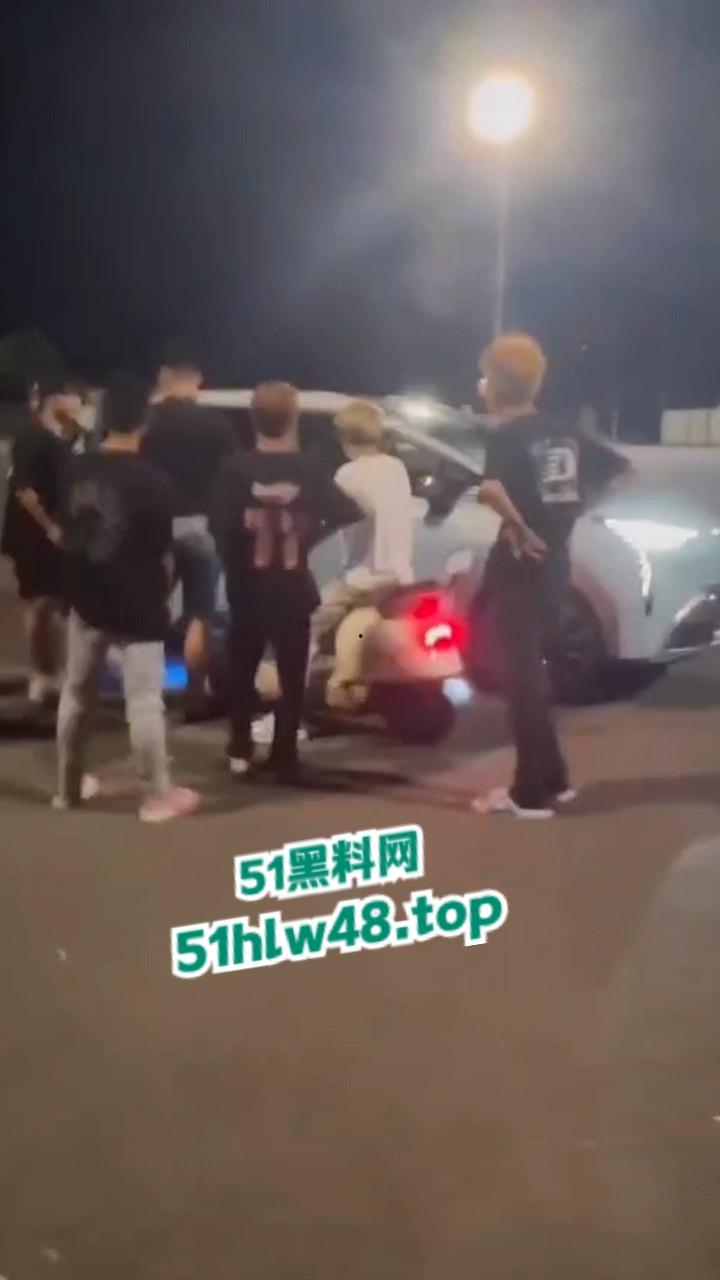 无业小哥偷车当场被抓，惨遭无影脚狂踹被逼互扇耳光，场面炸裂又酸爽。  第4张